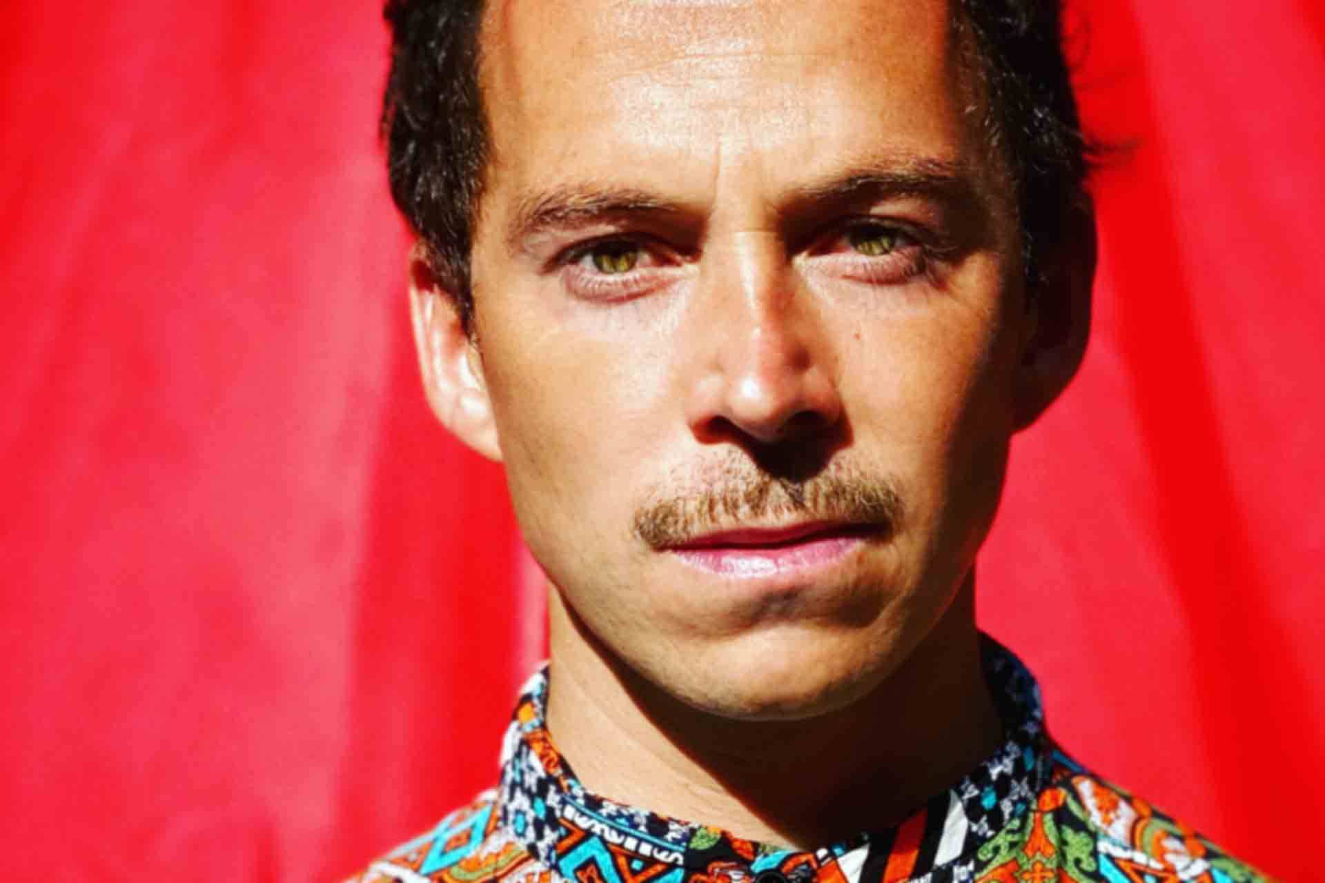 Thibault Cauvin « Raconte et joue Léo Brouwer »