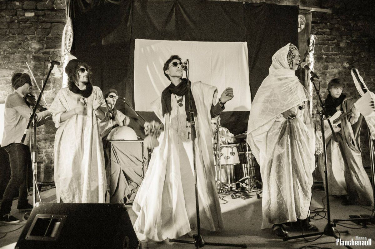 Douira (Showcase) + Expo de Lola Pertsowsky