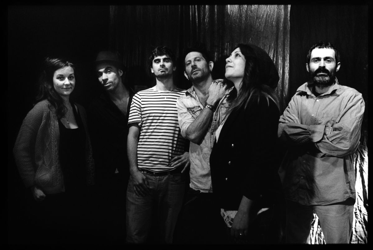 LA CAFETERA ROJA + One Up Collectif