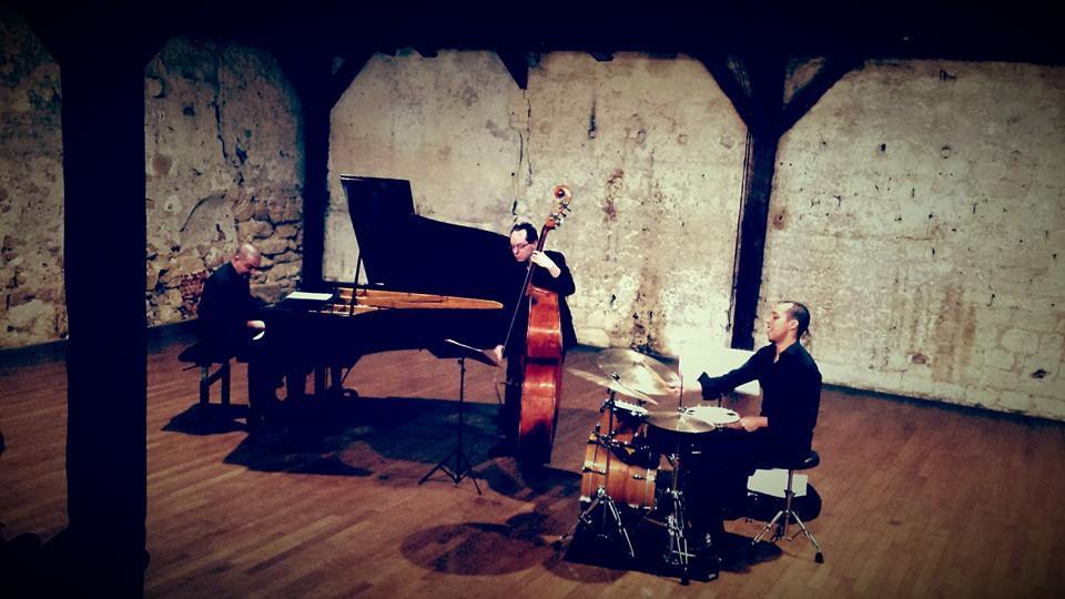 Yonathan Avishai Trio -  Modern Times Avec Yonathan Avishai + Yoni Zelnik + Donald Kontomanou 