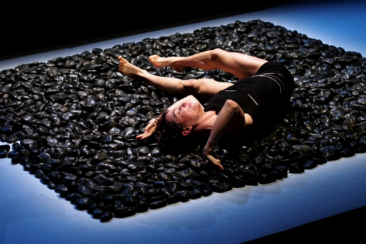 Entre deux pluies par A K Entrepôt