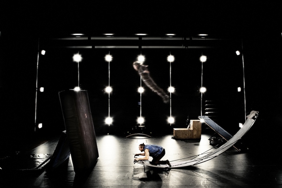 ''Attached'', par la Compagnie Magmanus