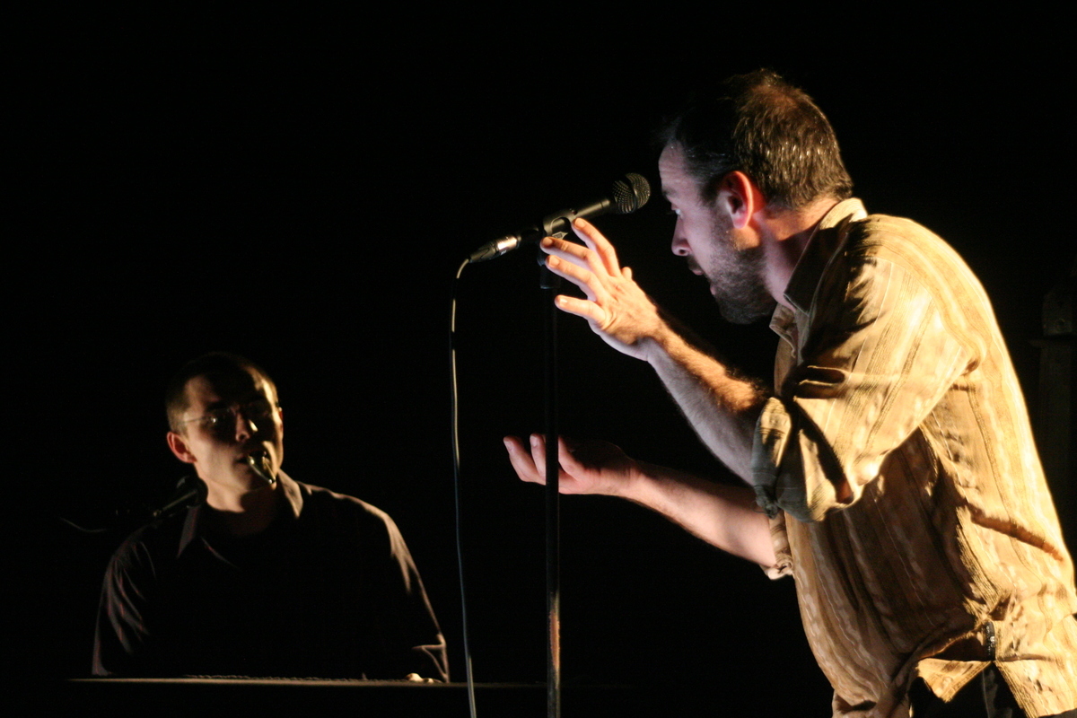 à Hue & à Dia, chansons et univers étranges