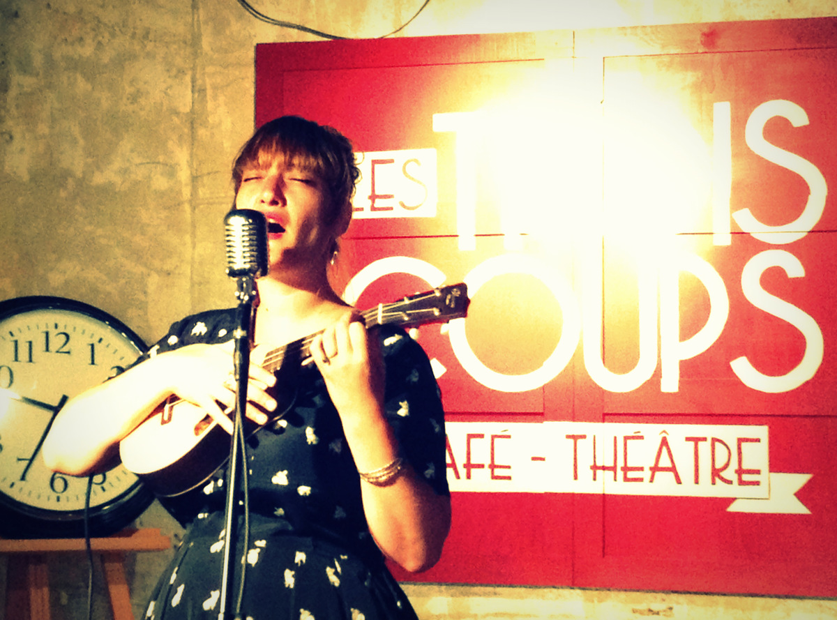 Miss Agnès et Elvis (son ukulélé)