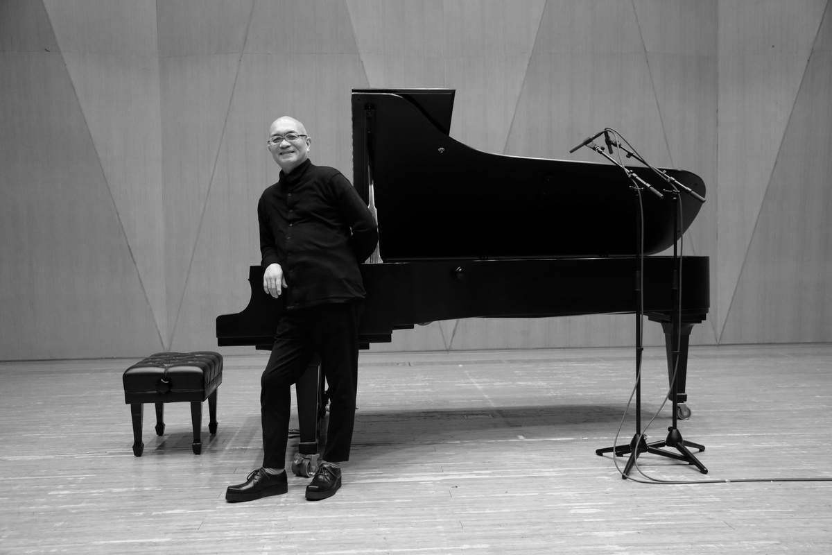 FUMIO YASUDA, ERNST REIJSEGER ET JOACHIM BADENHORST « JOUENT ERIK SATIE »