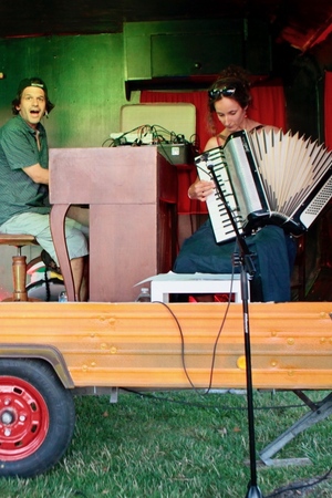 Spectacle inclassable cherche titre ! (chanson, piano et autres)