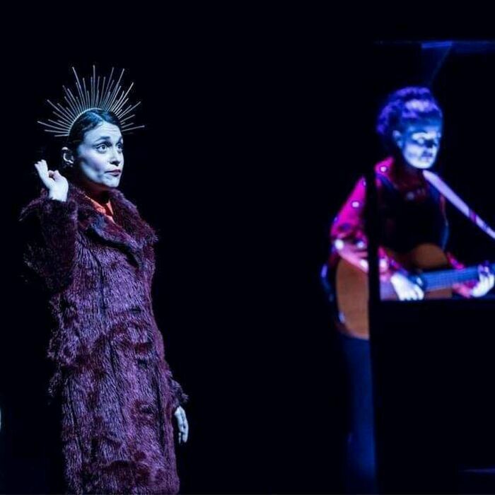 Blanche-Neige voit rouge