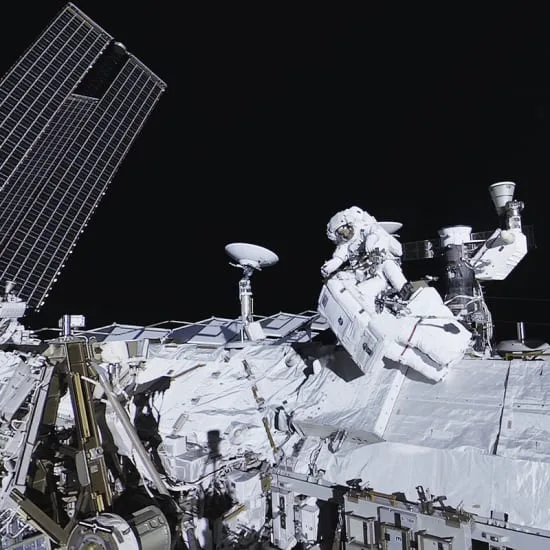 Space Explorers : The ISS Experience